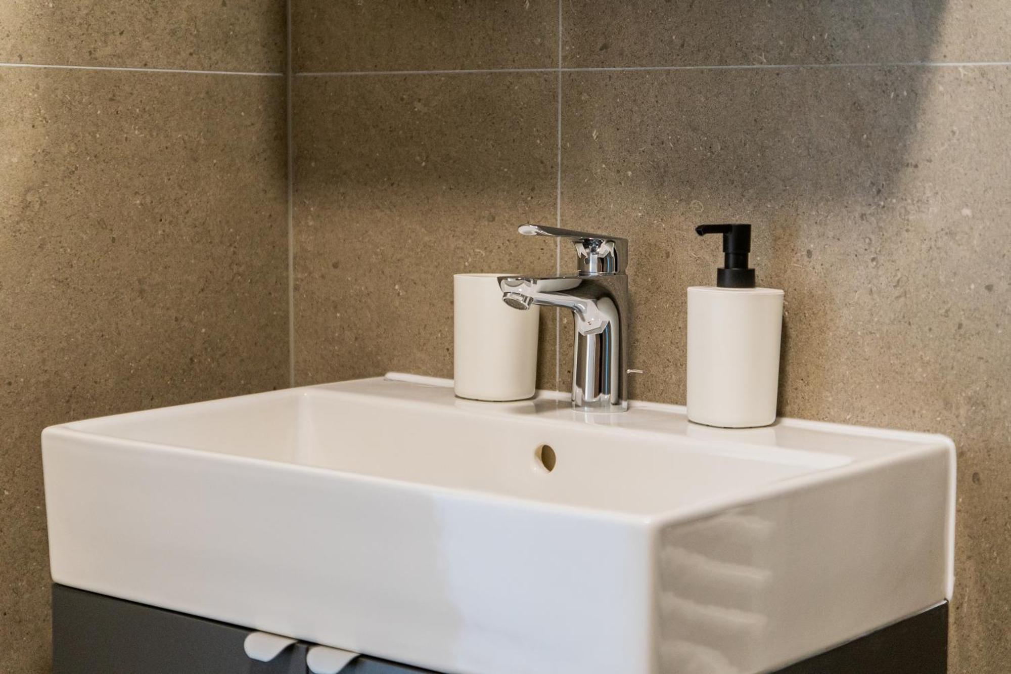 Flexible Selfcheckins 67 - - Loggia - Brand New - Luxury - Garage Apartment