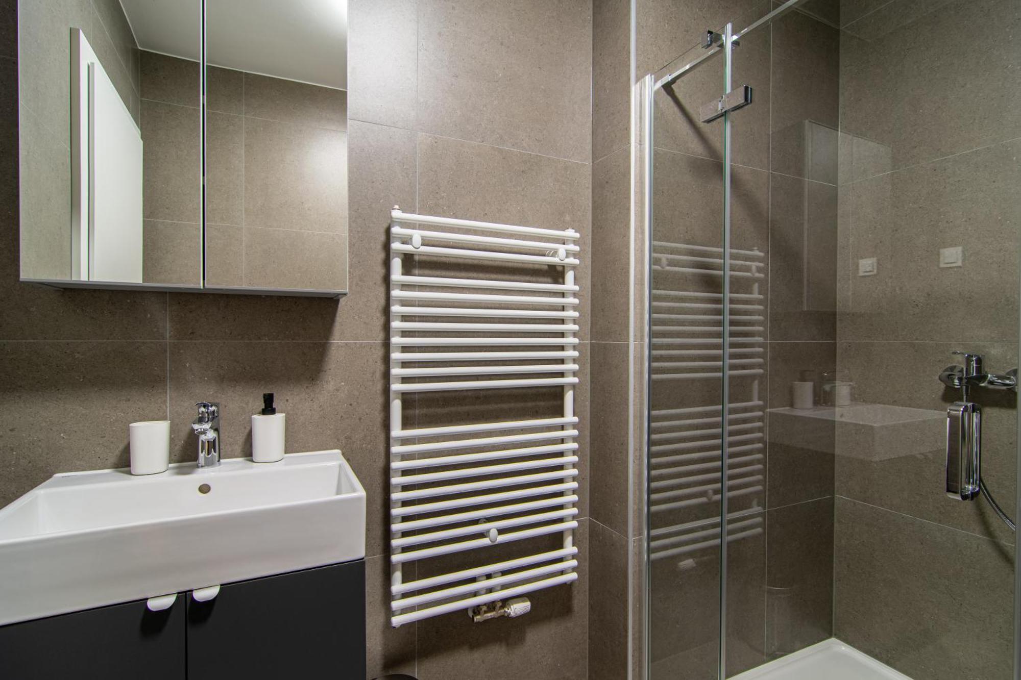 Flexible Selfcheckins 67 - - Loggia - Brand New - Luxury - Garage Apartment *